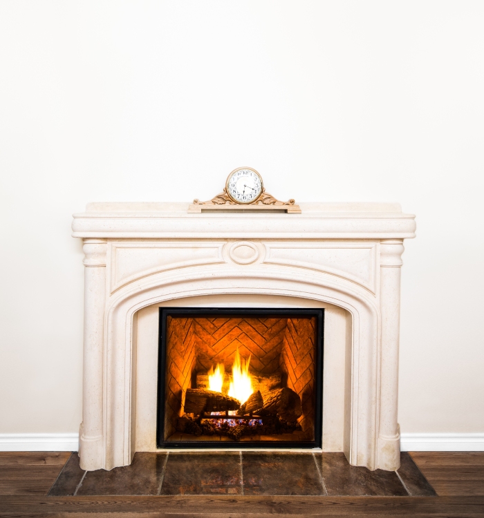 Insert de cheminée avec flammes et habillage en pierre claire, solution de chauffage au bois nécessitant ramonage et contrôle du conduit